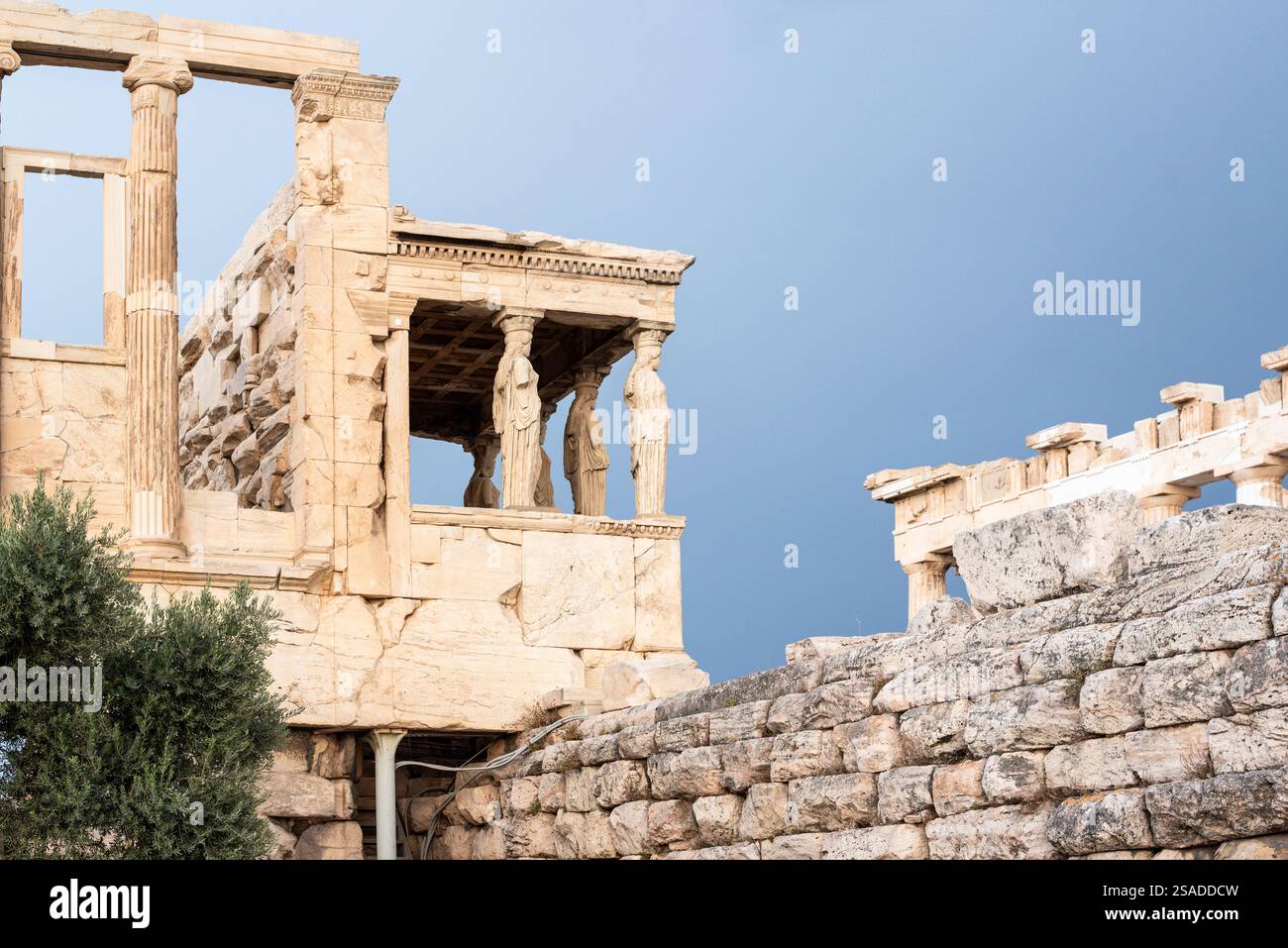 Das Erechtheion und die Veranda der Karyatiden ist ein altgriechischer ionischer Tempel in Akropolis, Athen, der Göttin Athena gewidmet ist. Stockfoto