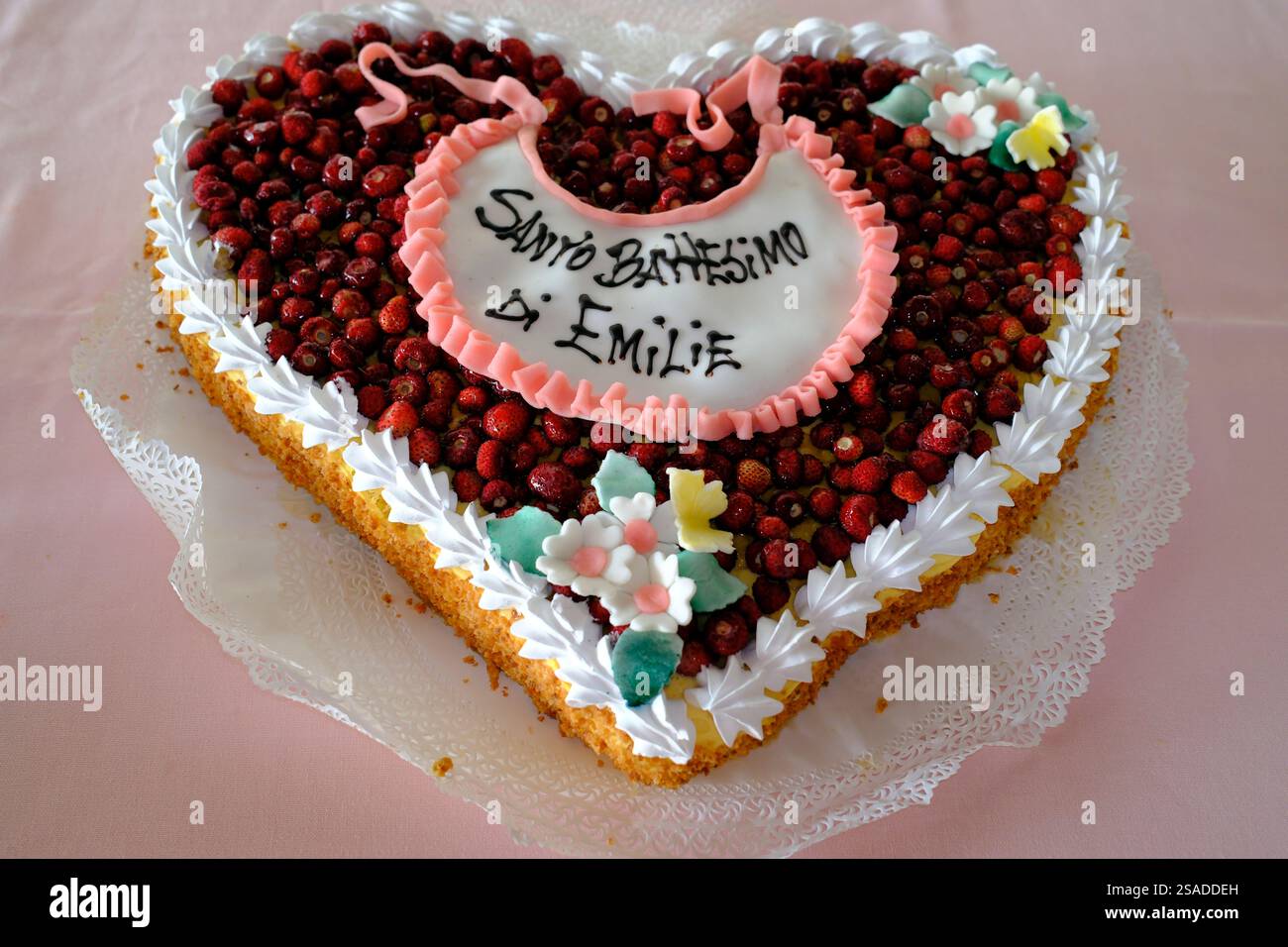 Taufe in einem Restaurant. Herzförmiger Kuchen. Treviso. Italien. Stockfoto