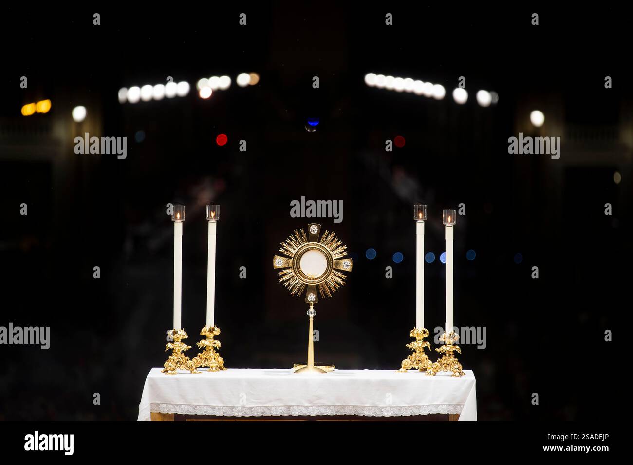 Vatikanstadt, 12. September 2023: Jeden zweiten Dienstag des Monats findet auf dem Petersplatz ein eucharistisches Anbetungsgebet statt. Stockfoto