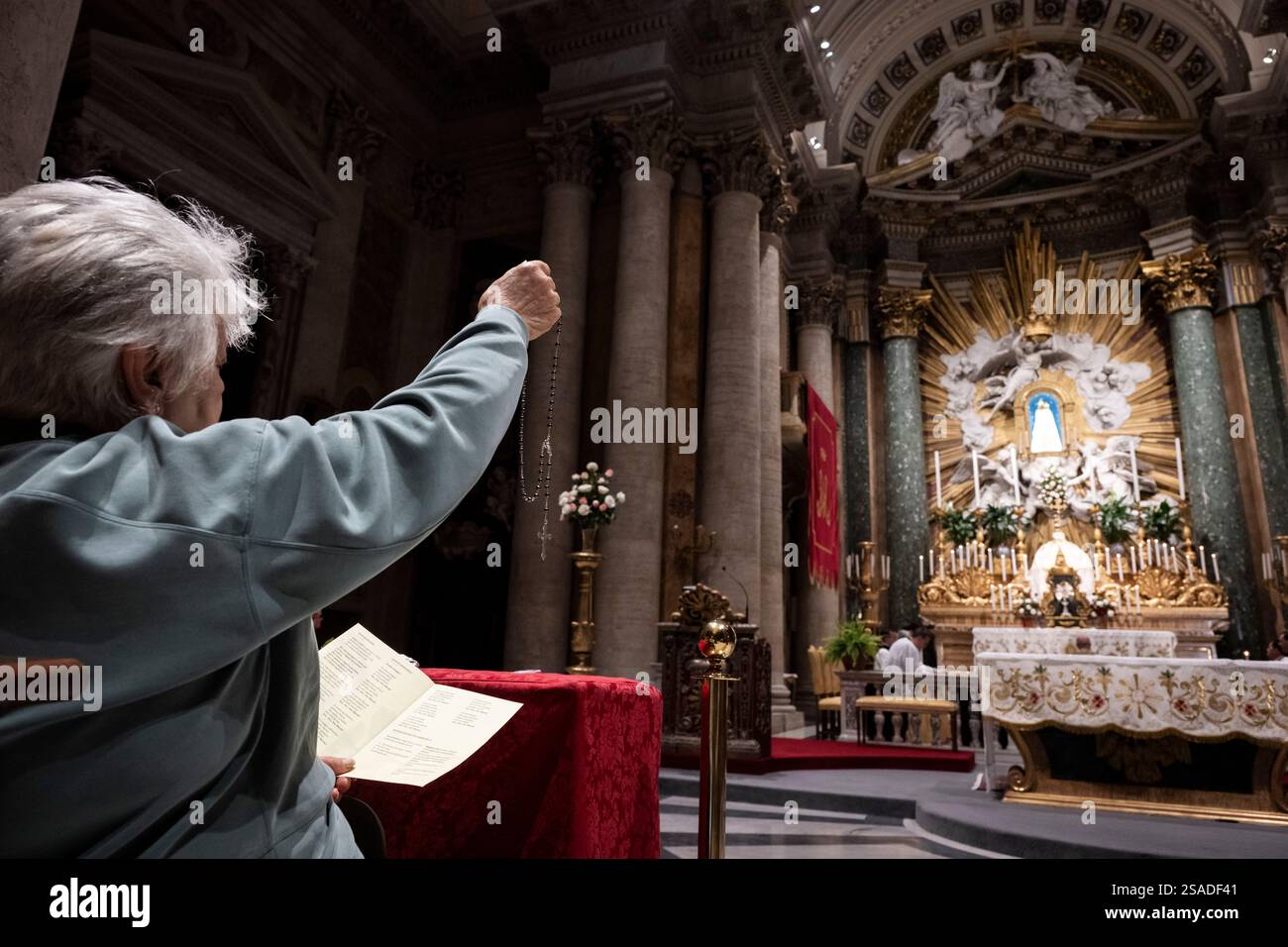Rom, 22. Mai 2024: EUCHARISTISCHE ANBETUNG FÜR DAS LEBEN in der Kirche Santuario di San Salvatore in Lauro. . Stockfoto