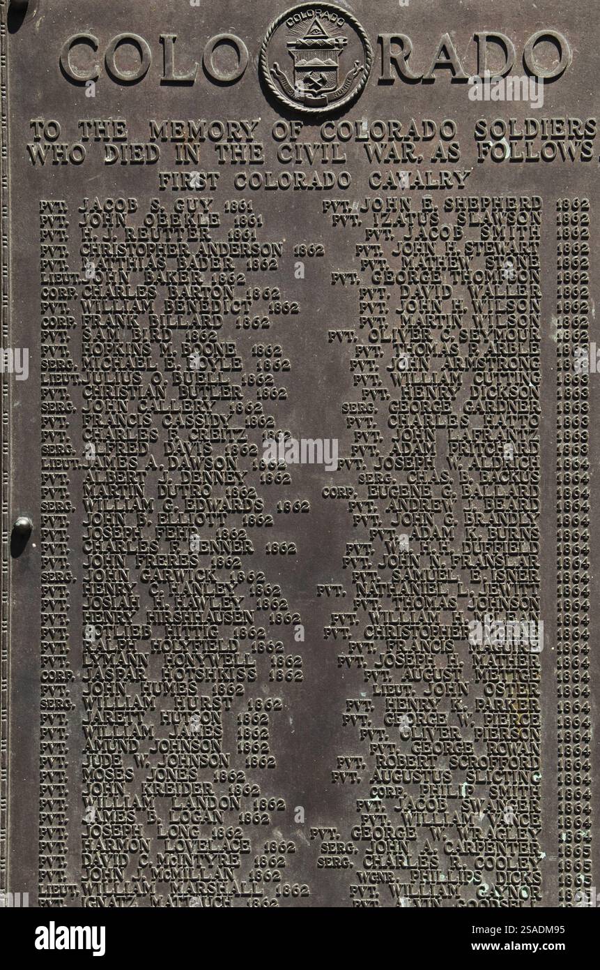 Bürgerkriegsdenkmal. Entworfen von Jack Howland, einem Mitglied der US Army First Colorado Cavalry. Er ehrt den Soldaten aus Colorado, der im Bürgerkrieg (1861–1865) kämpfte und starb. Das Denkmal wurde am 24. Juli 1909 eingeweiht. Detail einer Podest-Tafel mit Namen toter Soldaten, die im 1. Colorado Kavallerie-Regiment dienten. Denver, Colorado, Usa. Stockfoto