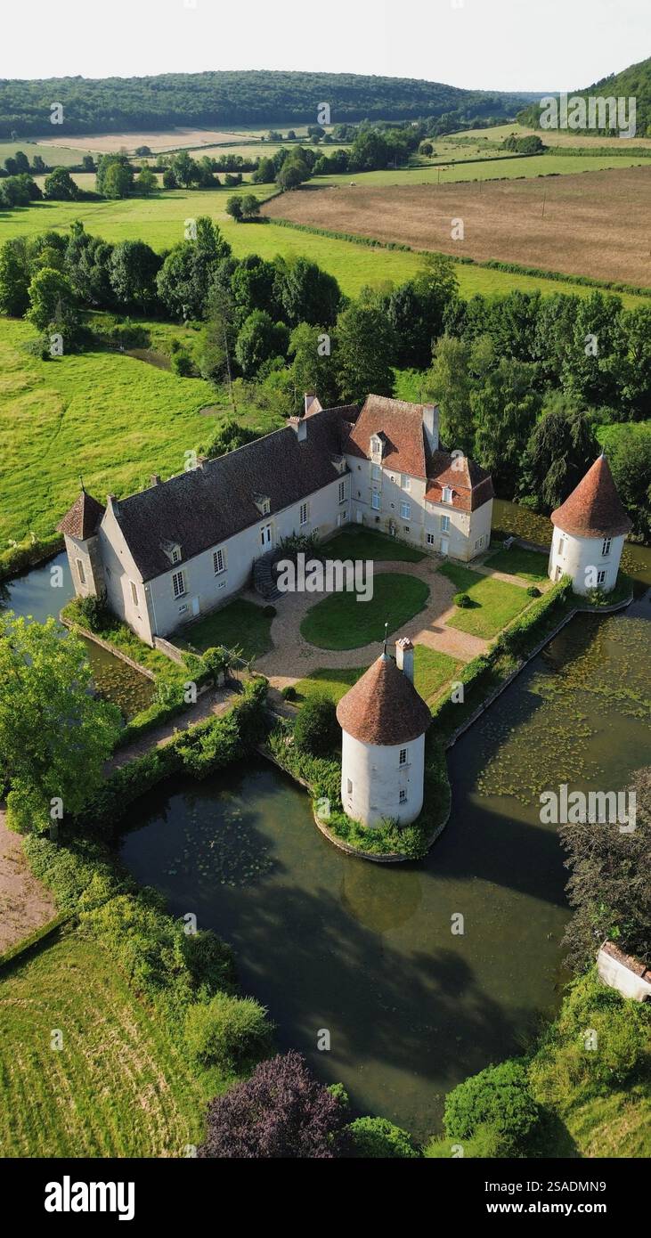 Drohnenfoto Brinon Castle frankreich europa Stockfoto