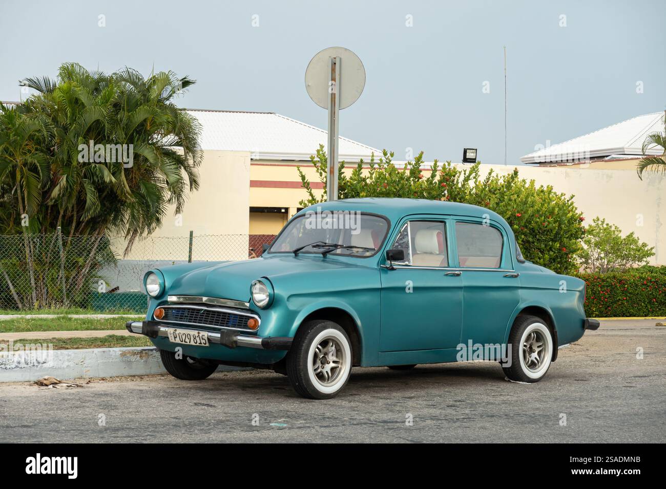 VARADERO, KUBA – 31. AUGUST 2023: Stark modifizierter britischer Oldtimer der Hillman Minx Series II in Kuba Stockfoto