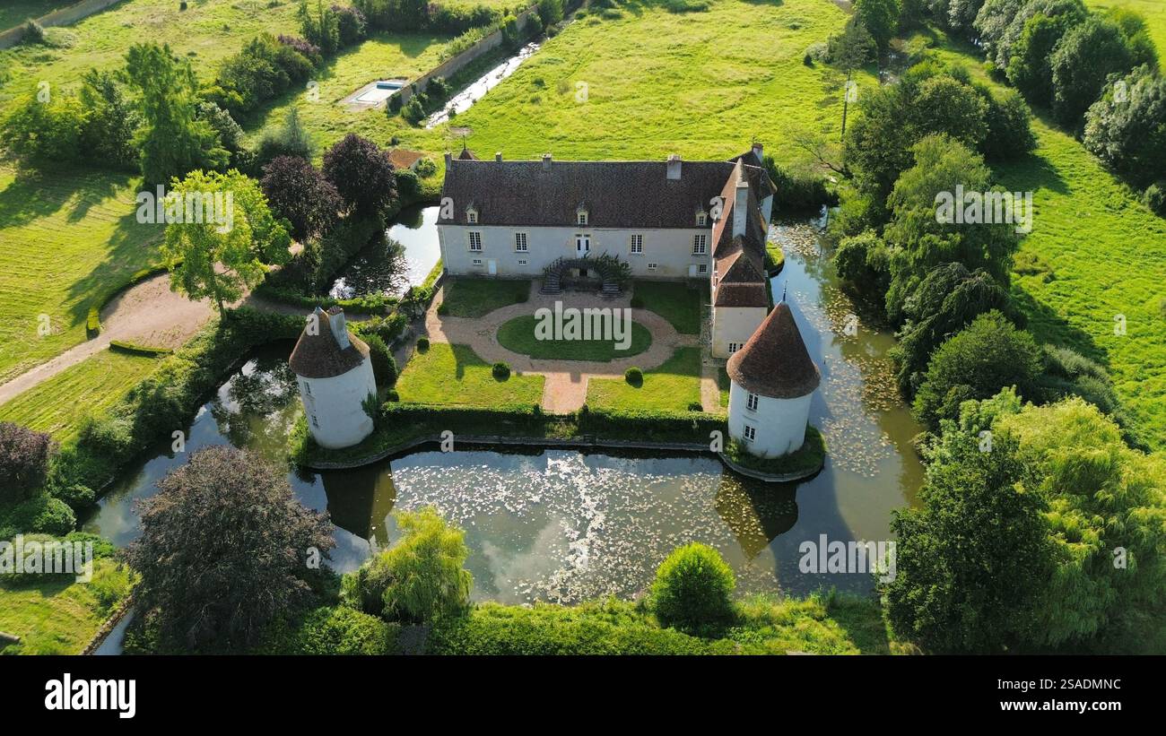 Drohnenfoto Brinon Castle frankreich europa Stockfoto
