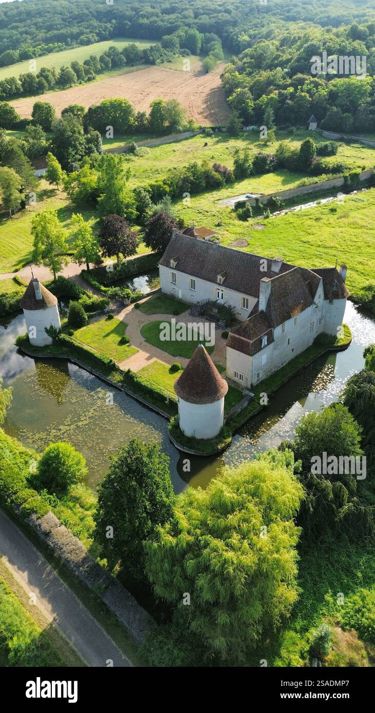 Drohnenfoto Brinon Castle frankreich europa Stockfoto