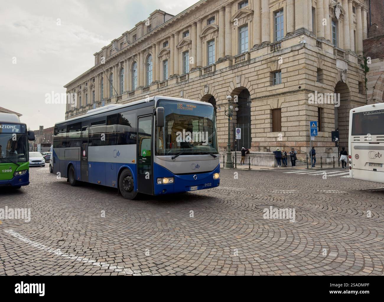 VERONA, ITALIEN - 28. OKTOBER 2024: Irisbus SFR 160 Crossway Intercity Bus des öffentlichen Verkehrsunternehmens ATV in Verona Stockfoto