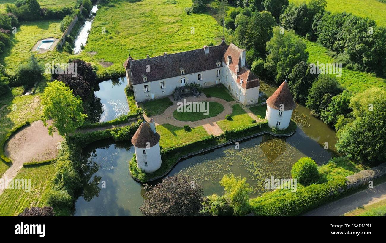 Drohnenfoto Brinon Castle frankreich europa Stockfoto