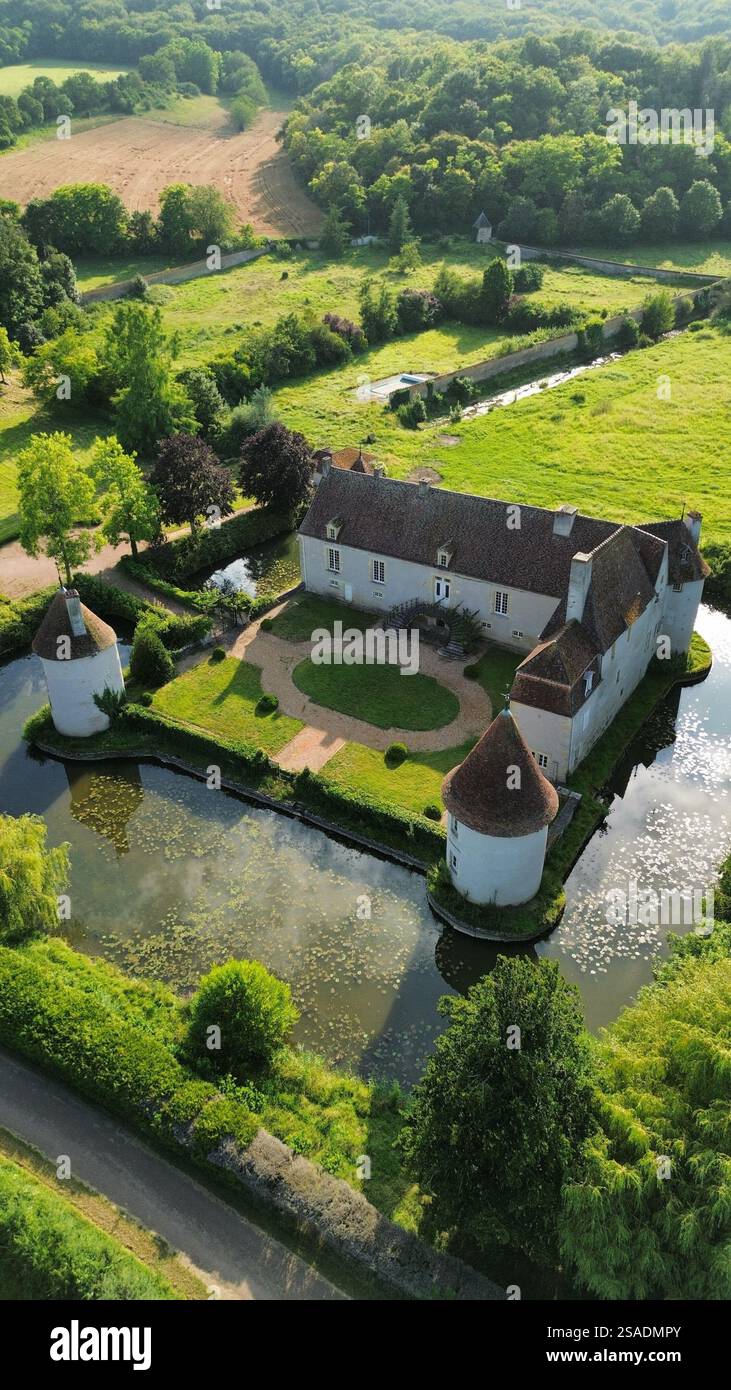 Drohnenfoto Brinon Castle frankreich europa Stockfoto
