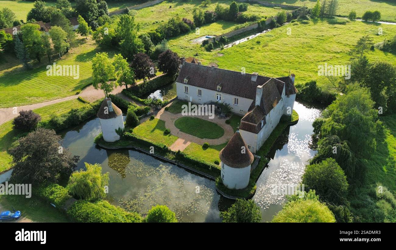 Drohnenfoto Brinon Castle frankreich europa Stockfoto