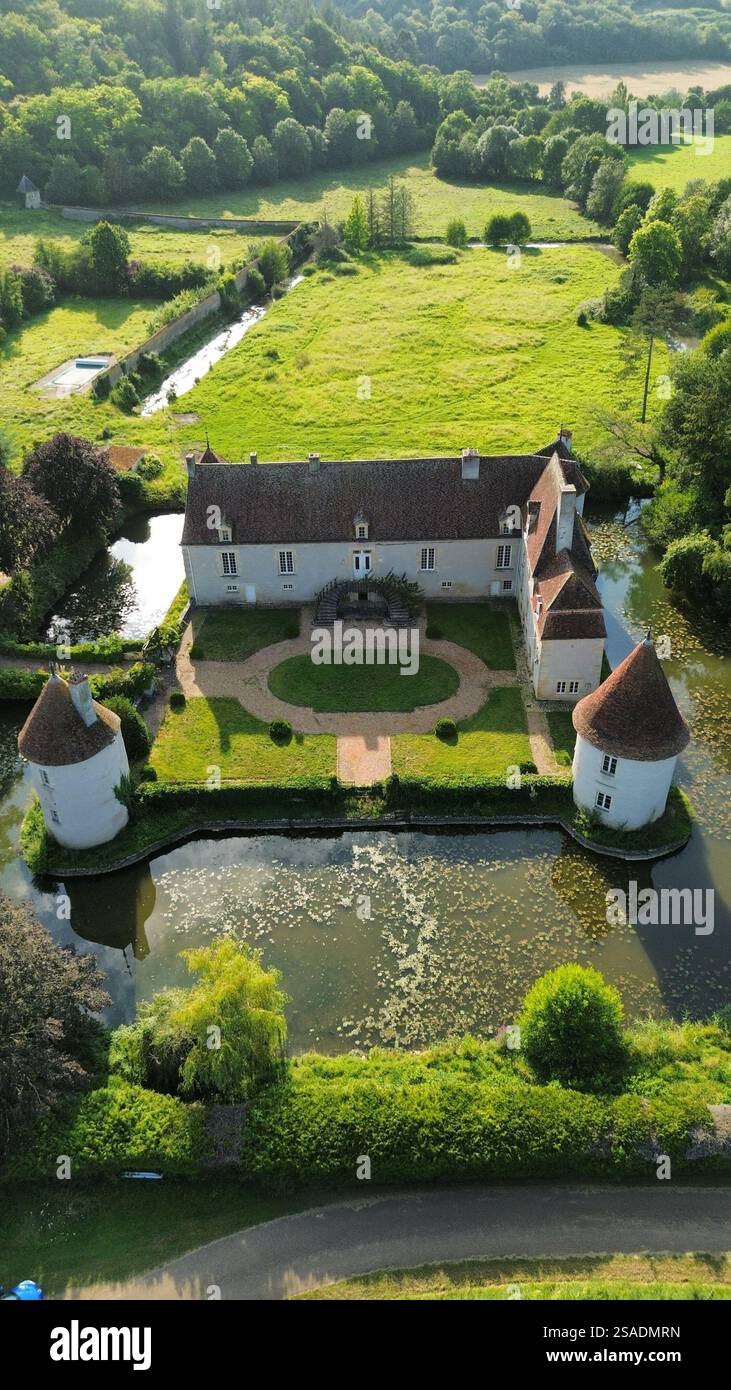 Drohnenfoto Brinon Castle frankreich europa Stockfoto
