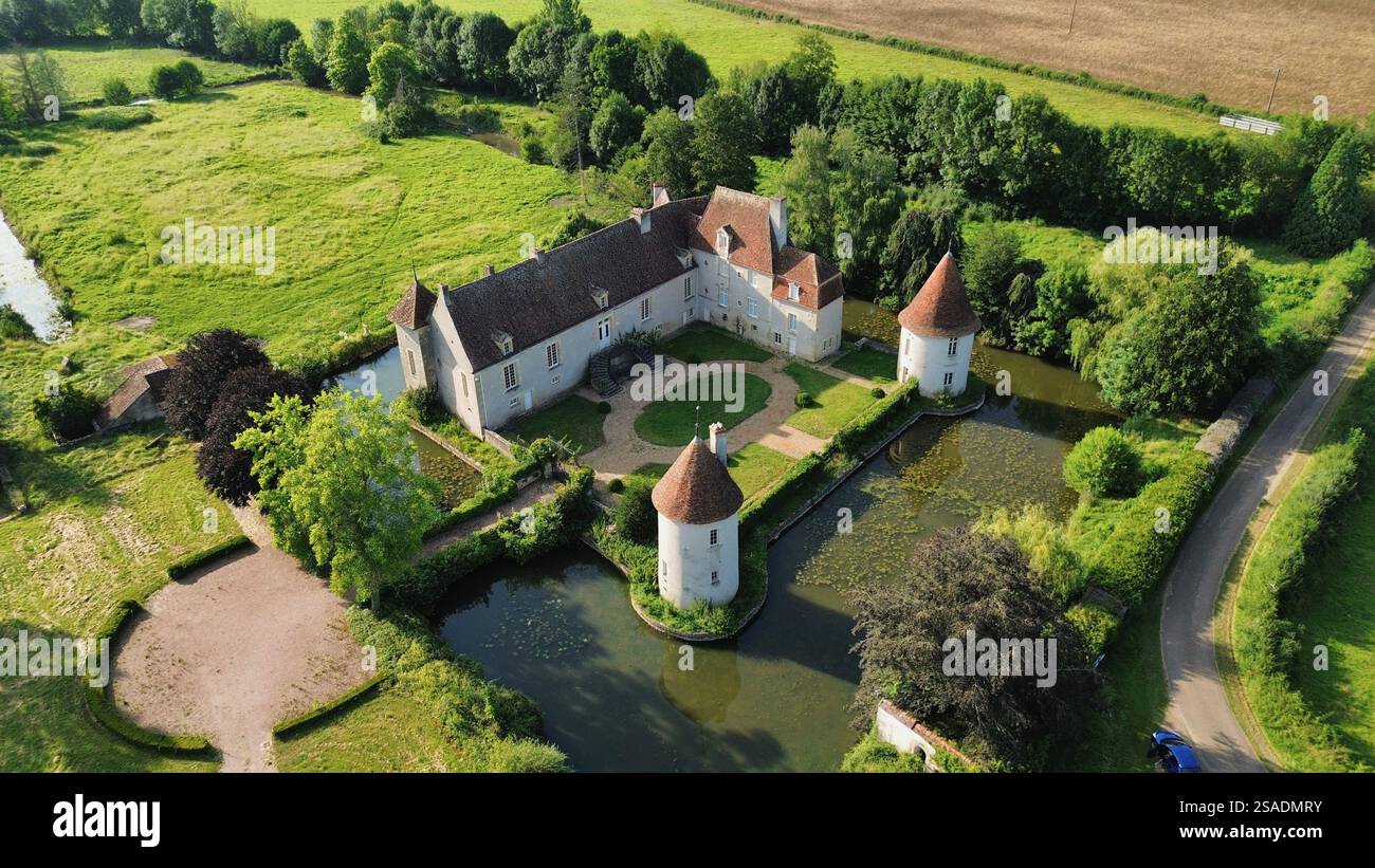 Drohnenfoto Brinon Castle frankreich europa Stockfoto
