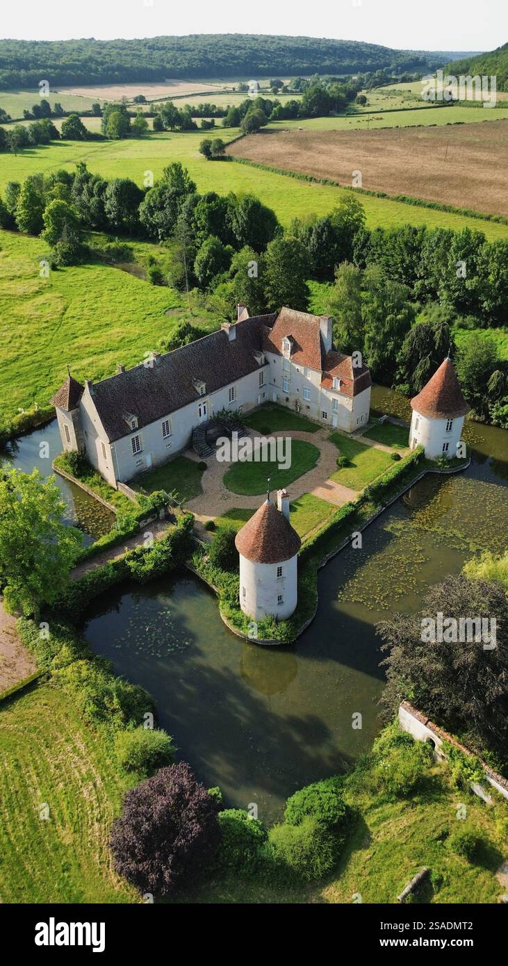 Drohnenfoto Brinon Castle frankreich europa Stockfoto