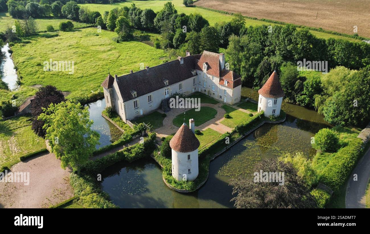 Drohnenfoto Brinon Castle frankreich europa Stockfoto