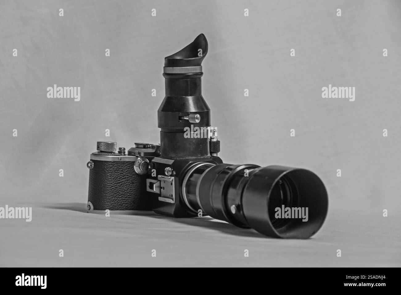 Vintage-Schwarzweiß-Kamera mit Teleobjektiv 16200 BW Stockfoto