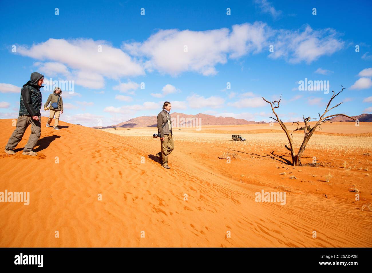 Familie erkundet Namib Wüste während des Urlaubs in Namibia Stockfoto