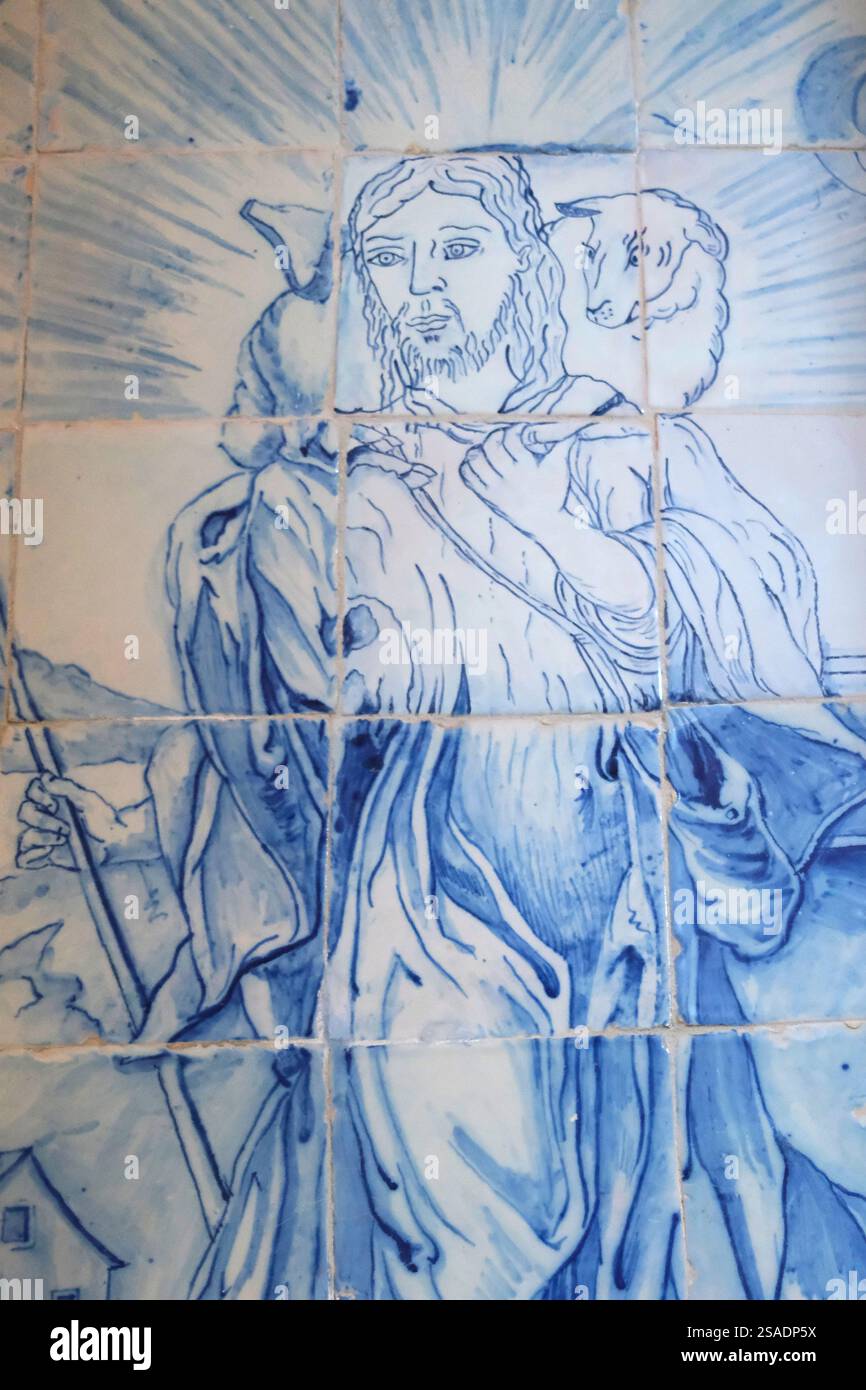 Fliesenplatte Jesus der Gute Hirte. Sohn Gottes, der Herr ist mein Hirte. Jesus Christus mit einem Lamm, Symbol des Christentums. Lissabon. Portugal. Stockfoto