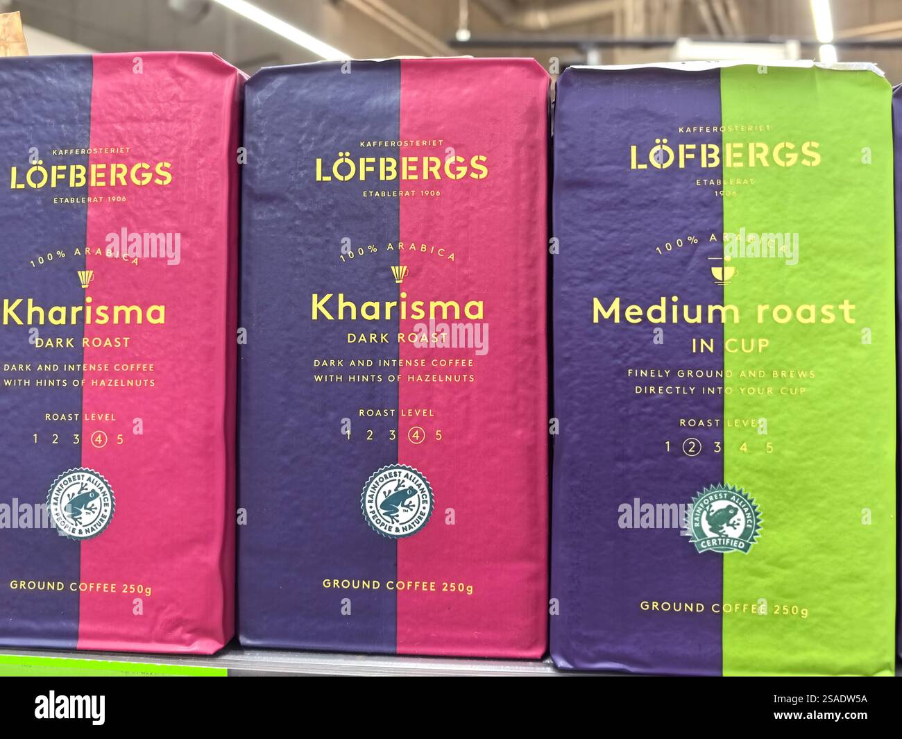 Bobruisk, Weißrussland - 26. Januar 2025: Eine lebendige Ausstellung von Kaffeebeuteln mit dunkler und mittlerer Röstung. Die farbenfrohe Verpackung zieht Akzente Stockfoto