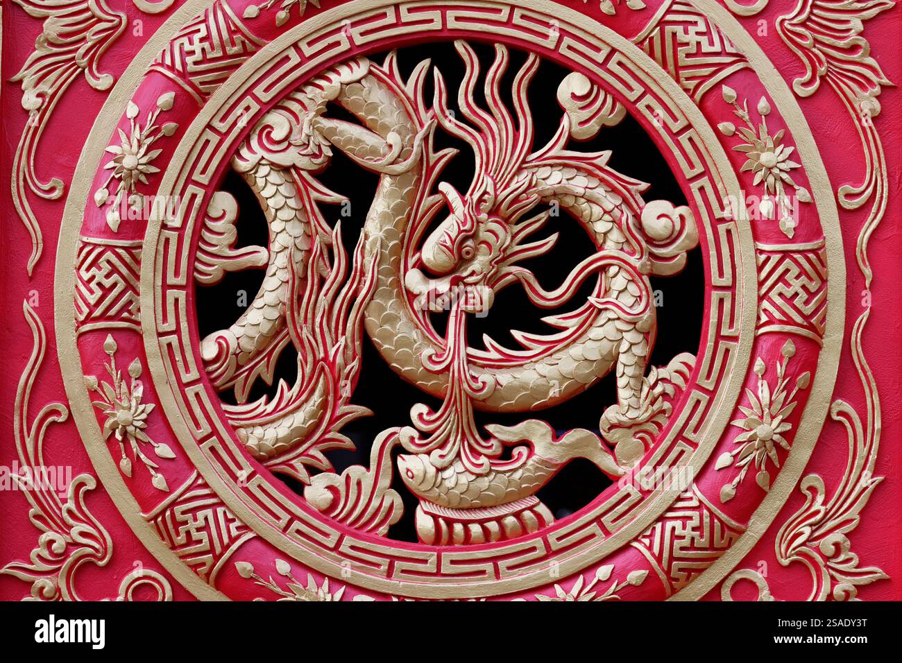 Thien Truc buddhistische Pagode. Chinesischer Drache. Dekoration. Holzschnitzerei. Bac Lieu. Vietnam. . Stockfoto