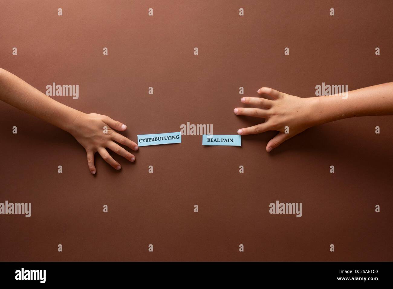 Cybermobbing verursacht echte Schmerzen. Konzeptuelles Bild der modernen Problematik sozialer Medien. Stockfoto