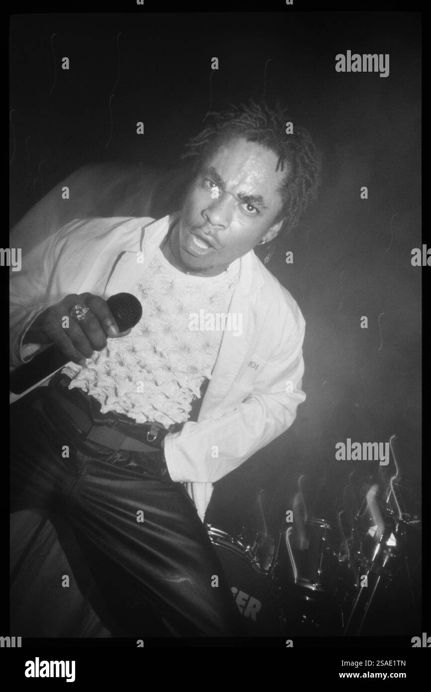 CLOCK, CONCERT, 1997: Rapper Marcus Thomas – ODC MC – der Eurodisco-Band Clock spielt am 14. Mai 1997 am May Ball der Glamorgan University in Wales, Großbritannien. Foto: Rob Watkins. INFO: Clock war eine britische Eurodance-Gruppe, die in den späten 1990er Jahren aktiv war Bekannt für energiegeladene Dance-Tracks wie „Find the Time“ und „Oh What a Night“, erlangten sie in Großbritannien und Europa mäßigen Erfolg, bevor sie sich nach einem kurzen Lauf auflösten. Stockfoto