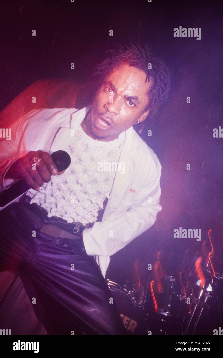 CLOCK, CONCERT, 1997: Rapper Marcus Thomas – ODC MC – der Eurodisco-Band Clock spielt am 14. Mai 1997 am May Ball der Glamorgan University in Wales, Großbritannien. Foto: Rob Watkins. INFO: Clock war eine britische Eurodance-Gruppe, die in den späten 1990er Jahren aktiv war Bekannt für energiegeladene Dance-Tracks wie „Find the Time“ und „Oh What a Night“, erlangten sie in Großbritannien und Europa mäßigen Erfolg, bevor sie sich nach einem kurzen Lauf auflösten. Stockfoto