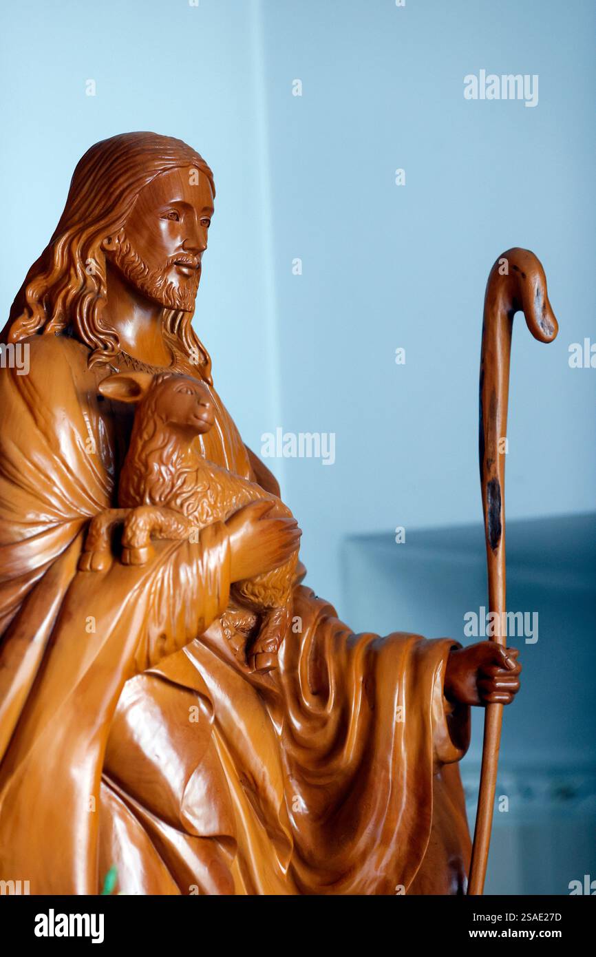 Tac Sagt Katholische Kirche. Sohn Gottes, der Herr ist mein Hirte. Jesus Christus mit einem Lamm, Symbol des Christentums. Bac Lieu. Vietnam. . Stockfoto