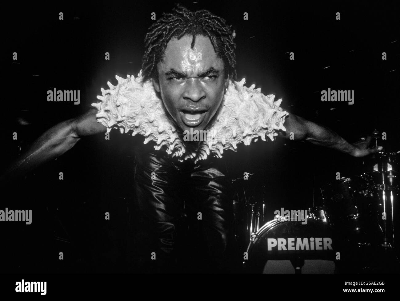 CLOCK, CONCERT, 1997: Rapper Marcus Thomas – ODC MC – der Eurodisco-Band Clock spielt am 14. Mai 1997 am May Ball der Glamorgan University in Wales, Großbritannien. Foto: Rob Watkins. INFO: Clock war eine britische Eurodance-Gruppe, die in den späten 1990er Jahren aktiv war Bekannt für energiegeladene Dance-Tracks wie „Find the Time“ und „Oh What a Night“, erlangten sie in Großbritannien und Europa mäßigen Erfolg, bevor sie sich nach einem kurzen Lauf auflösten. Stockfoto