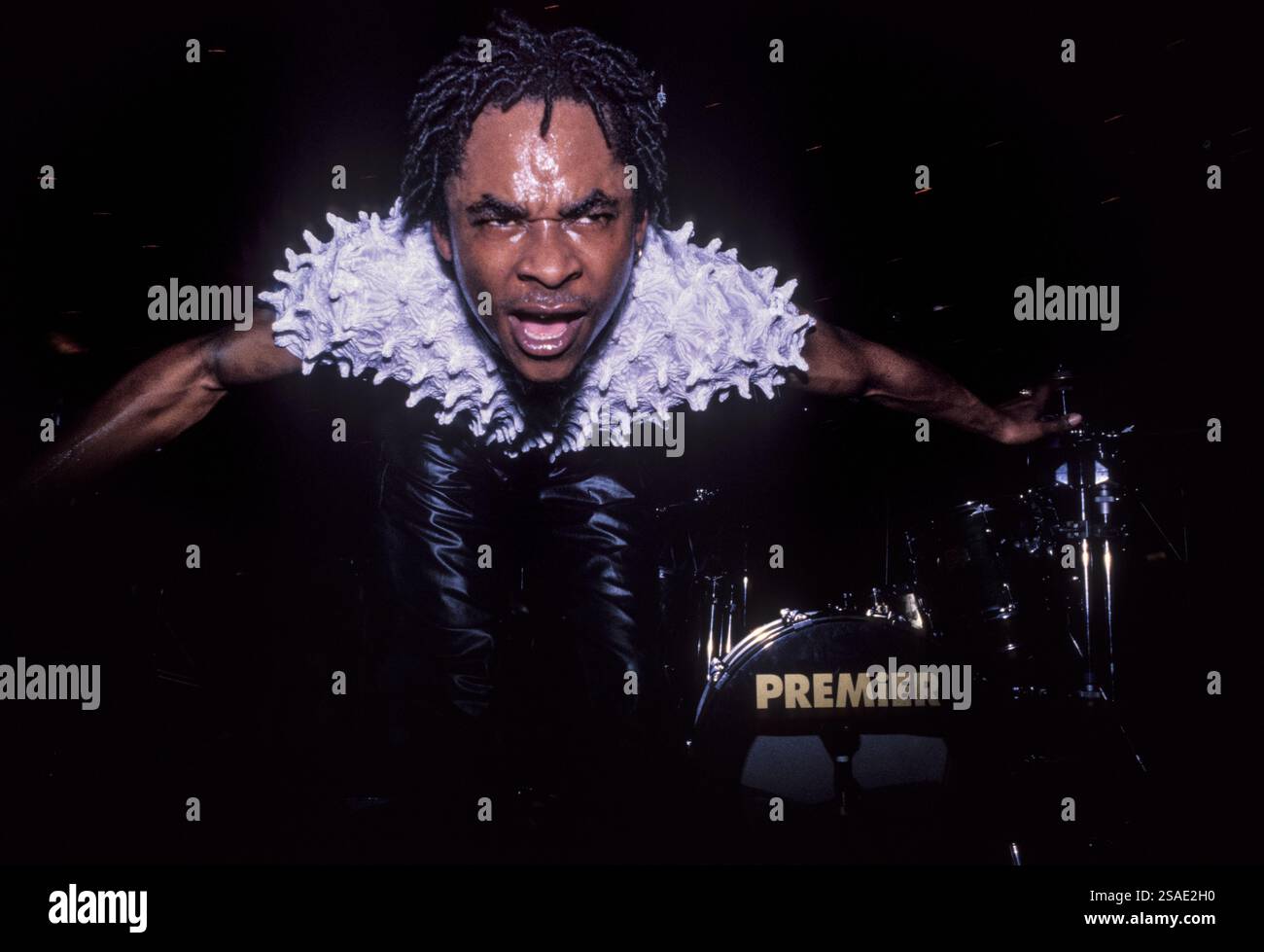 CLOCK, CONCERT, 1997: Rapper Marcus Thomas – ODC MC – der Eurodisco-Band Clock spielt am 14. Mai 1997 am May Ball der Glamorgan University in Wales, Großbritannien. Foto: Rob Watkins. INFO: Clock war eine britische Eurodance-Gruppe, die in den späten 1990er Jahren aktiv war Bekannt für energiegeladene Dance-Tracks wie „Find the Time“ und „Oh What a Night“, erlangten sie in Großbritannien und Europa mäßigen Erfolg, bevor sie sich nach einem kurzen Lauf auflösten. Stockfoto