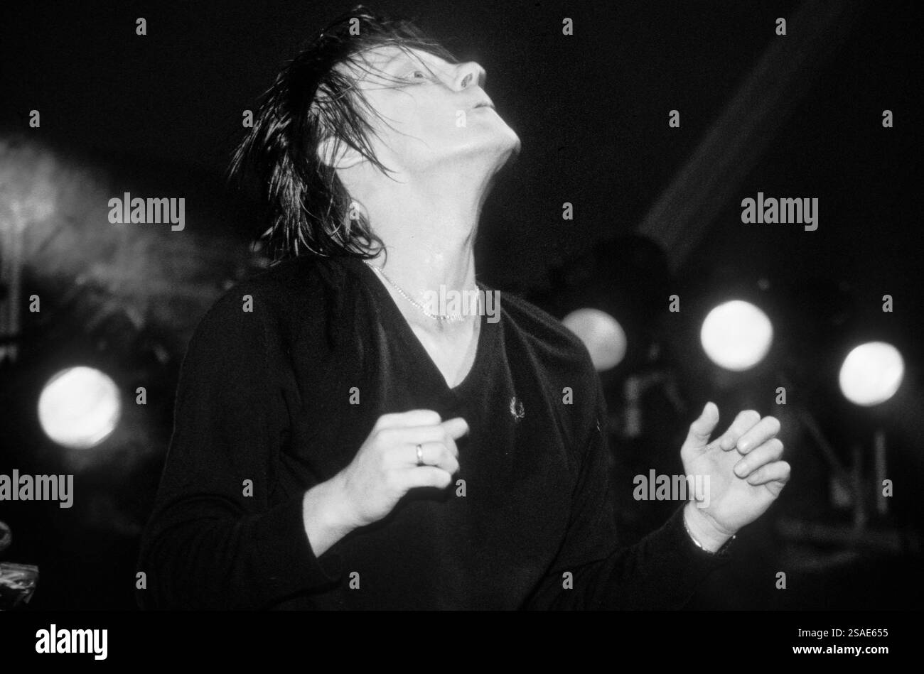 EARL BRUTUS, READING FESTIVAL, 1998: Nick Sanderson (22. April 1961 – 8. Juni 2008), Sänger von Earl Brutus beim Reading Festival, Reading, UK am 26. August 1998. Foto: Rob Watkins. INFO: Earl Brutus war eine englische Alternative-Rock-Band, die in den 1990er Jahren gegründet wurde Bekannt für ihren eklektischen Stil, der Glam Rock, Elektronik und Post-Punk-Einflüsse verbindet, erlangten sie Kultstatus mit Alben wie Your Majesty We Are Here und I Blame The Scissors. Stockfoto