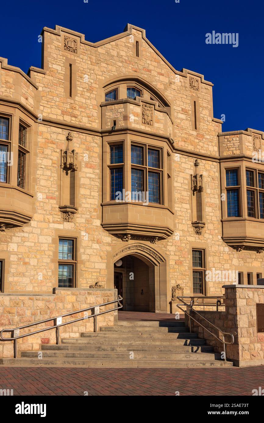 Das Gebäude ist alt und hat viele Fenster. Die Fenster sind groß und das Gebäude ist aus Stein Stockfoto