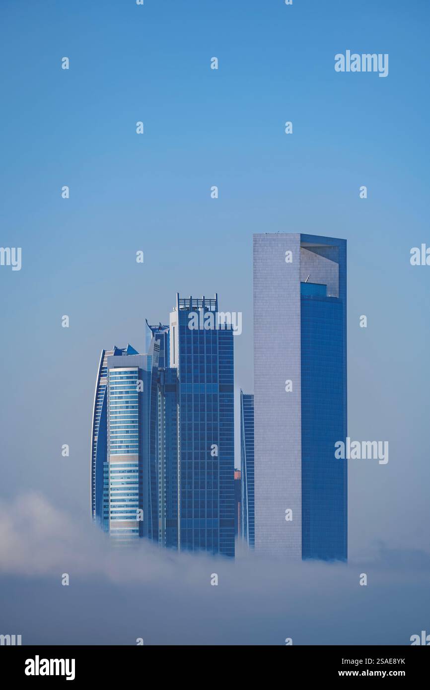 Stadttürme in der Nebelwolke, Abu Dhabi Stockfoto