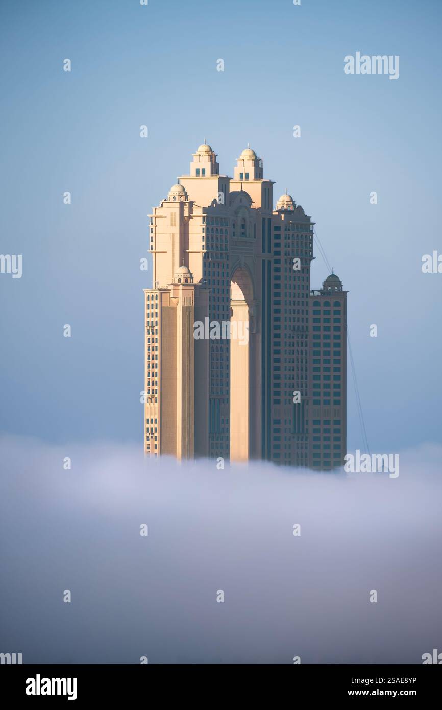 12. Januar 2025, Abu Dhabi, VAE: Rixos Marina majestätisches Palace Hotel in der Nebelwolke Stockfoto