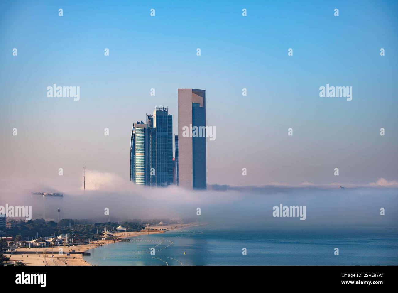 Stadttürme in der Nebelwolke, Abu Dhabi Stockfoto