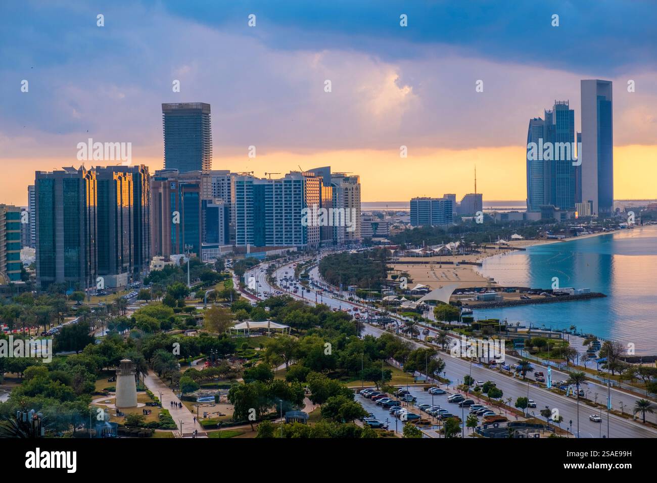 Corniche Street nach Regen, Abu Dhabi, vereinigte Arabische Emirate Stockfoto