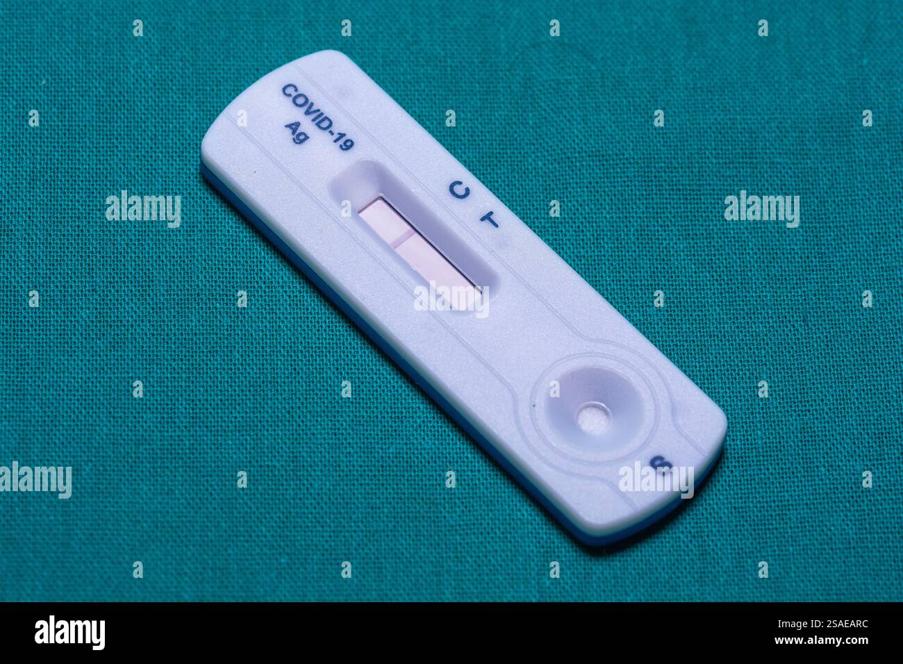 COVID-19-Antigen-Schnelltest mit positivem Ergebnis Stockfoto