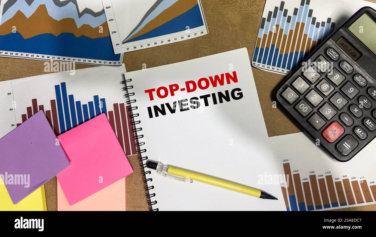 Konzept der Top-Down-Investition Schreiben Sie auf Buch isoliert auf Holztisch. Stockfoto