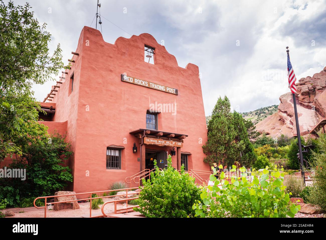 Morrison, CO USA - 28. Juni 2018: Der Red Rocks Trading Post befindet sich in einem wunderschönen historischen Pueblo Revival Gebäude. Stockfoto