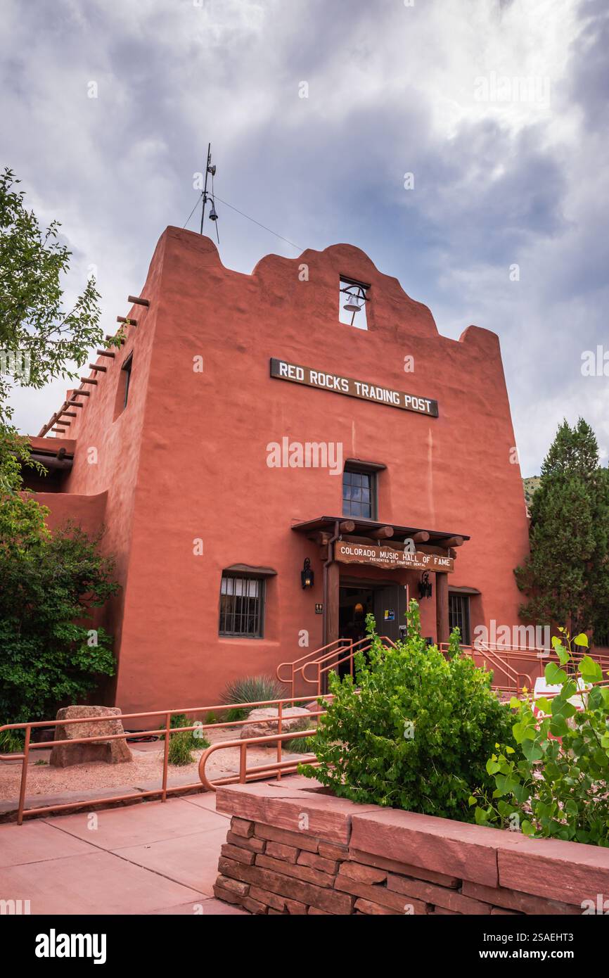 Morrison, CO USA - 28. Juni 2018: Der Red Rocks Trading Post befindet sich in einem wunderschönen historischen Pueblo Revival Gebäude. Stockfoto