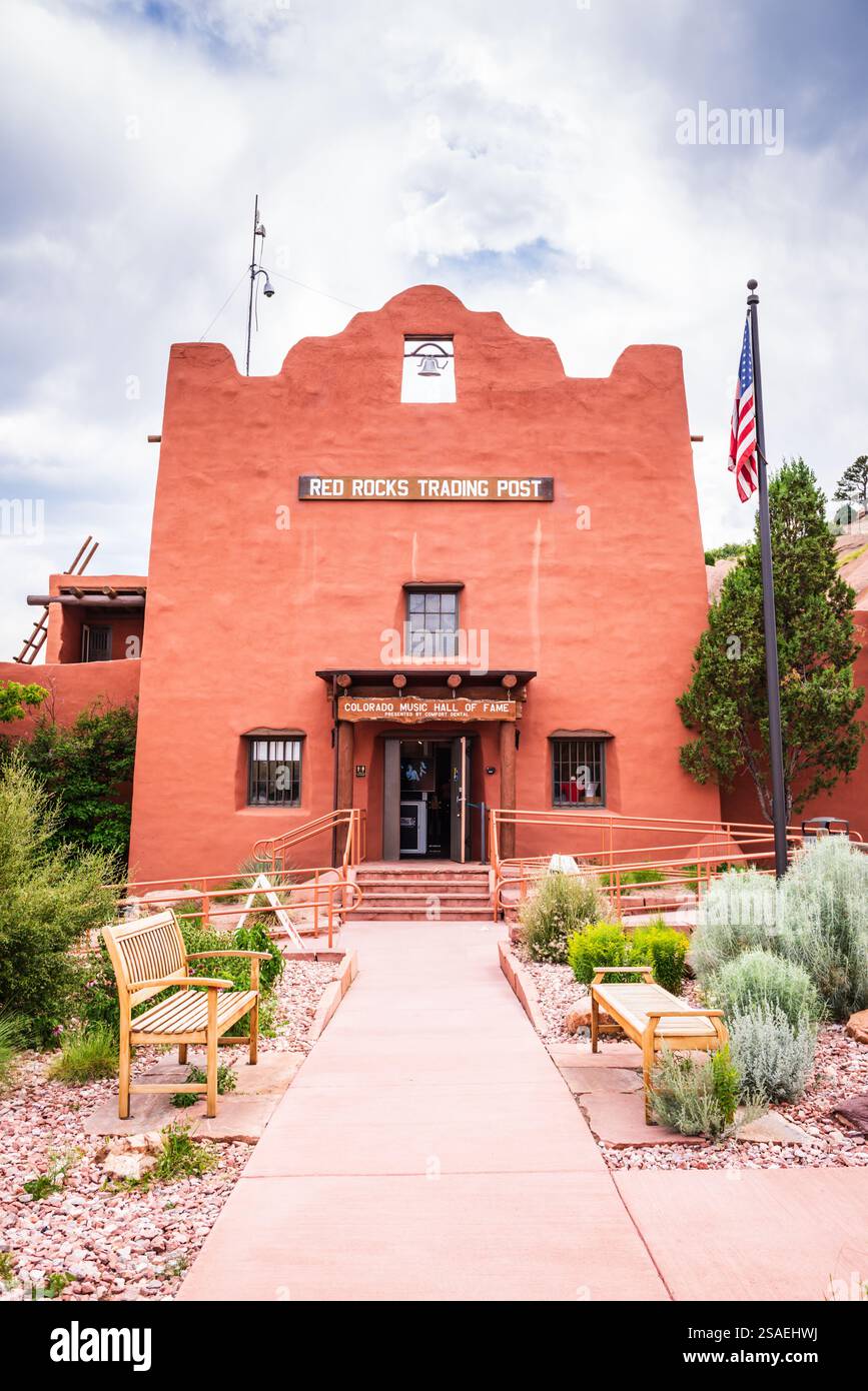 Morrison, CO USA - 28. Juni 2018: Der Red Rocks Trading Post befindet sich in einem wunderschönen historischen Pueblo Revival Gebäude. Stockfoto