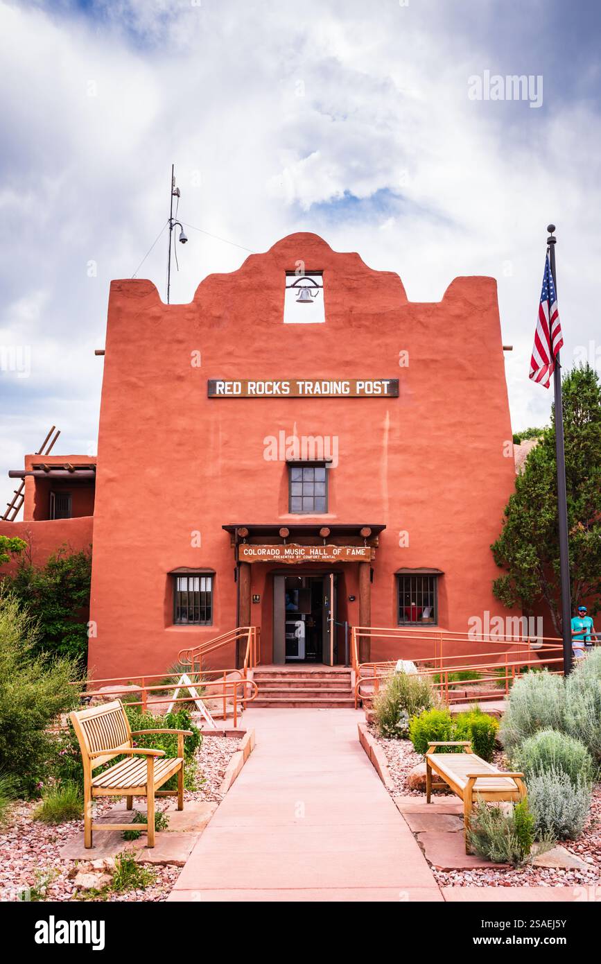 Morrison, CO USA - 28. Juni 2018: Der Red Rocks Trading Post befindet sich in einem wunderschönen historischen Pueblo Revival Gebäude. Stockfoto