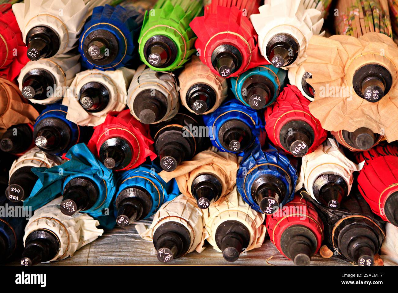 Handgefertigter Papierschirm im bo Sang Handwerkzentrum San Kamphaeng District, Chiang Mai, Thailand Stockfoto