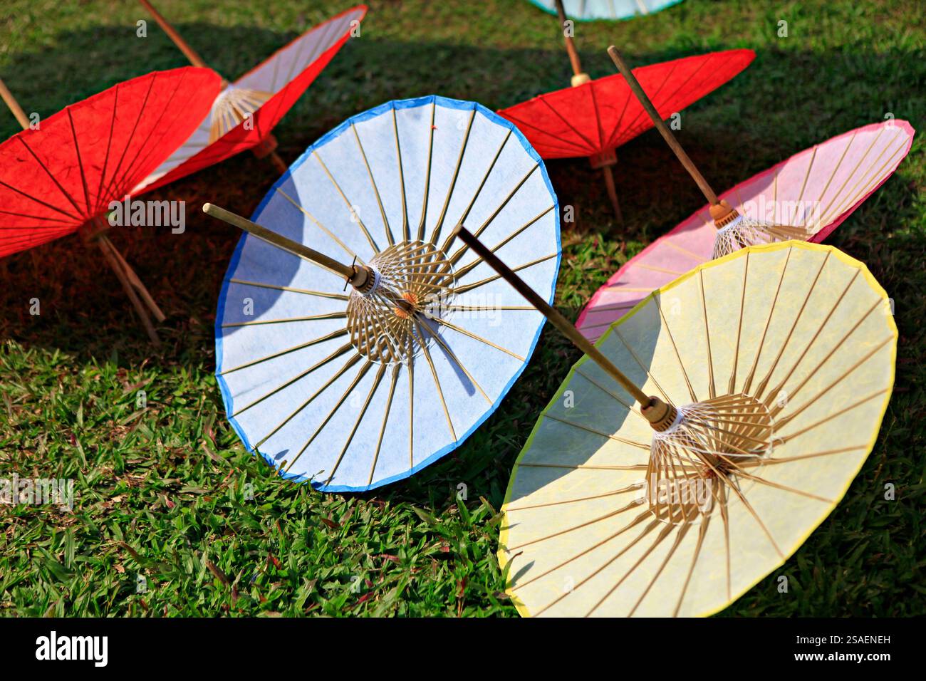 Handgefertigter Papierschirm im bo Sang Handwerkzentrum San Kamphaeng District, Chiang Mai, Thailand Stockfoto
