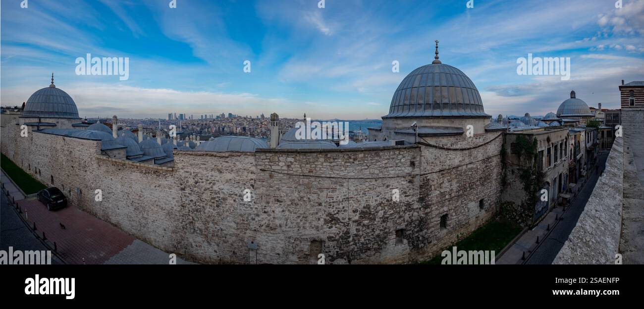 Türkei: Istanbul. Blick auf die Stadt und den Bosporus von der Esplanade der Soliman-Moschee (Suleymaniye) Stockfoto