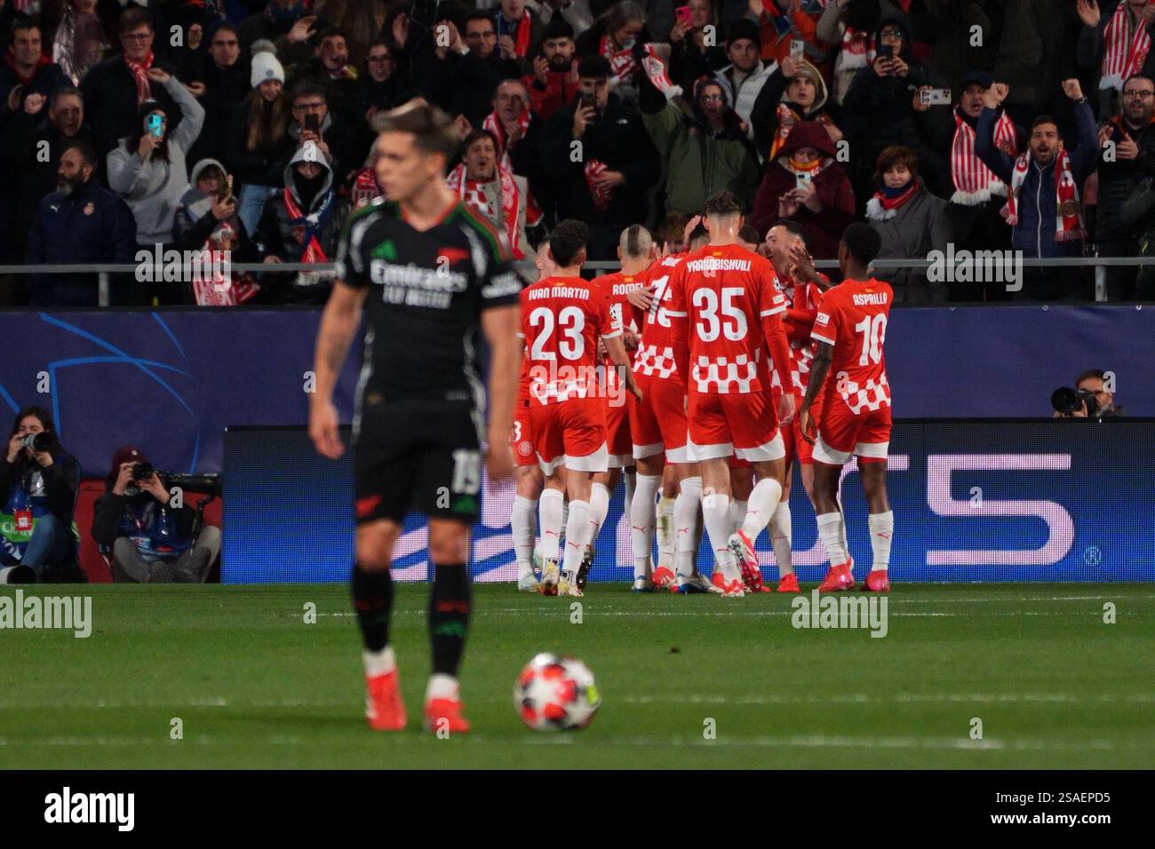 29. Januar 2025; Estadi Montilivi, Girona, Spanien, UEFA Champions League Fußball, Girona gegen Arsenal; Danjuma von Girona feiert nach 28 Minuten 1-0 Treffer Stockfoto