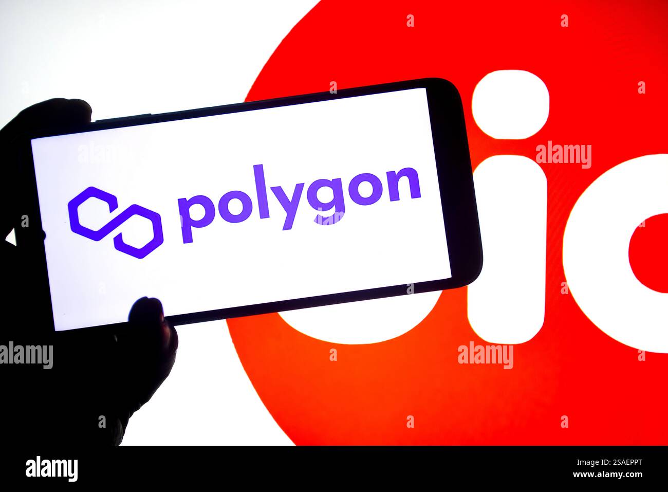 Indien. Januar 2025. In dieser Fotoabbildung wird ein Polygon-Logo auf einem Smartphone mit einem Reliance Jio-Logo im Hintergrund angezeigt. (Foto von Avishek das/SOPA Images/SIPA USA) *** ausschließlich für redaktionelle Nachrichten *** Credit: SIPA USA/Alamy Live News Stockfoto