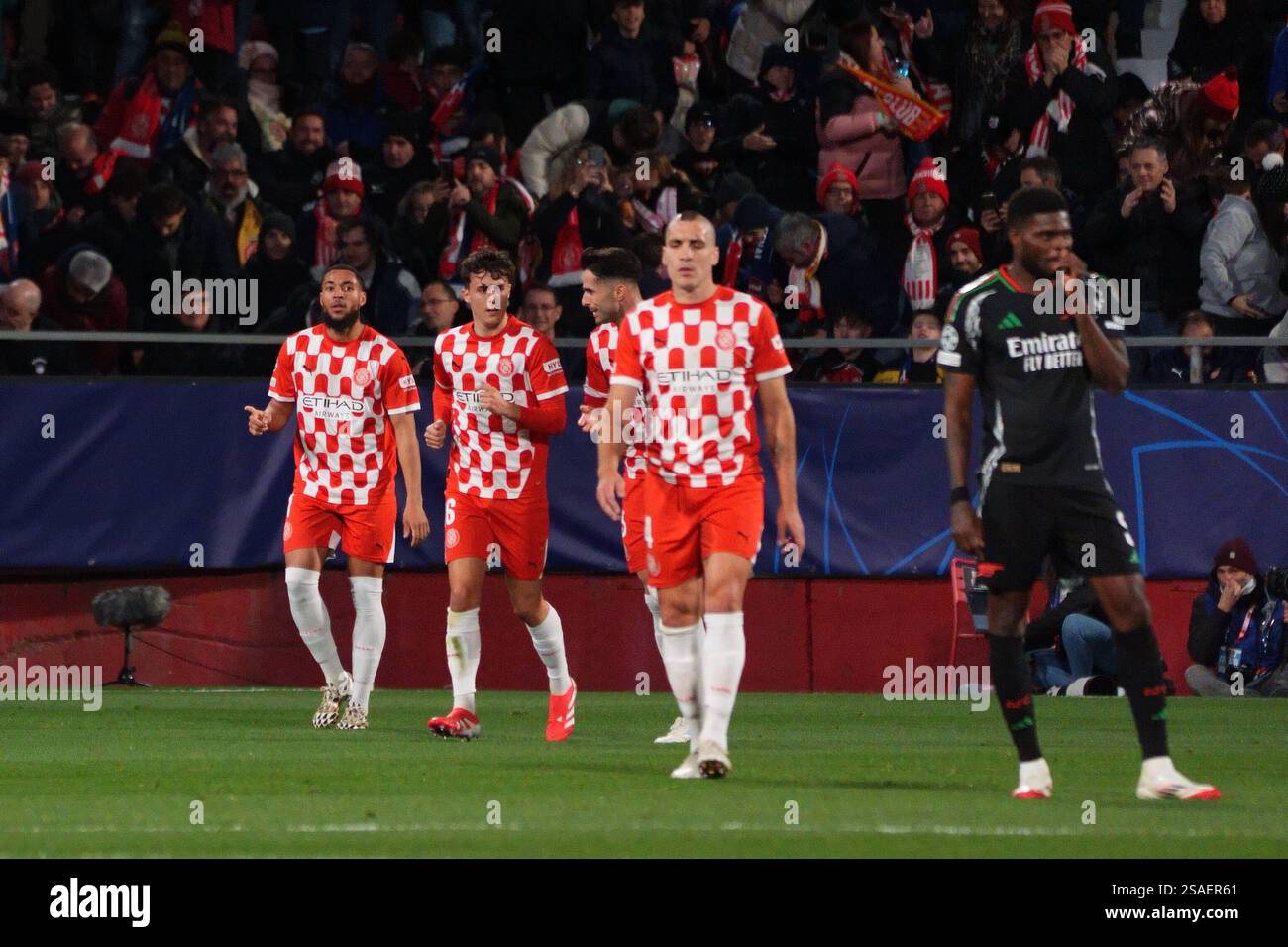 29. Januar 2025; Estadi Montilivi, Girona, Spanien, UEFA Champions League Fußball, Girona gegen Arsenal; Danjuma von Girona feiert nach 28 Minuten 1-0 Treffer Stockfoto