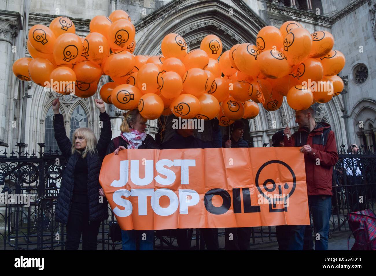 London, Großbritannien. Januar 2025. Just Stop Oil-Mitglieder halten Ballons mit dem JSO-Logo, während sich Demonstranten vor den königlichen Gerichten versammeln, um Just Stop Oil-Aktivisten zu unterstützen, die gegen ihre Verurteilungen Berufung einlegen. 16 Aktivisten, bekannt als „Lord Walney 16“, wurden wegen Klimaprotesten inhaftiert. Quelle: Vuk Valcic/Alamy Live News Stockfoto