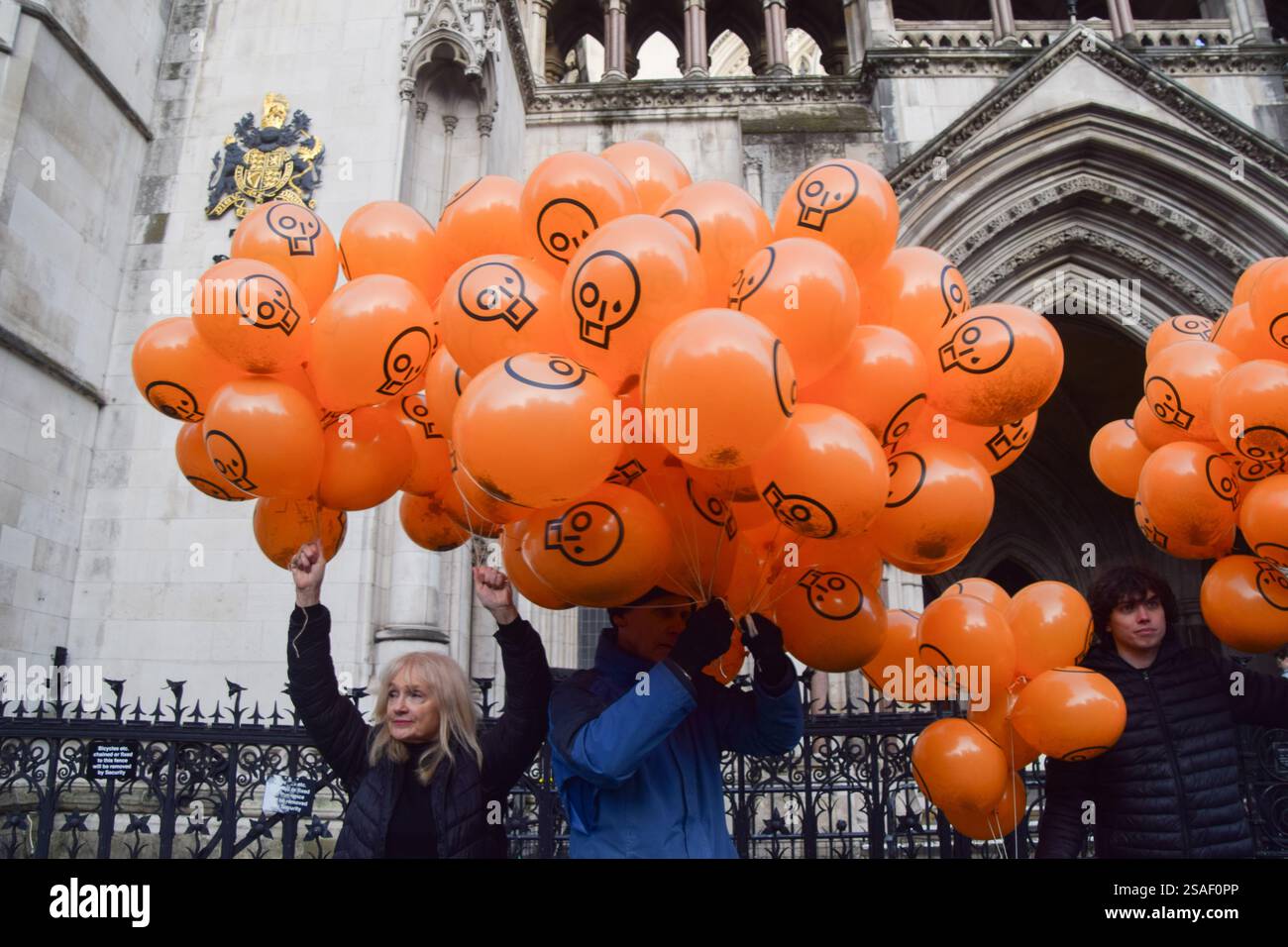 London, Großbritannien. Januar 2025. Just Stop Oil-Mitglieder halten Ballons mit dem JSO-Logo, während sich Demonstranten vor den königlichen Gerichten versammeln, um Just Stop Oil-Aktivisten zu unterstützen, die gegen ihre Verurteilungen Berufung einlegen. 16 Aktivisten, bekannt als „Lord Walney 16“, wurden wegen Klimaprotesten inhaftiert. Quelle: Vuk Valcic/Alamy Live News Stockfoto