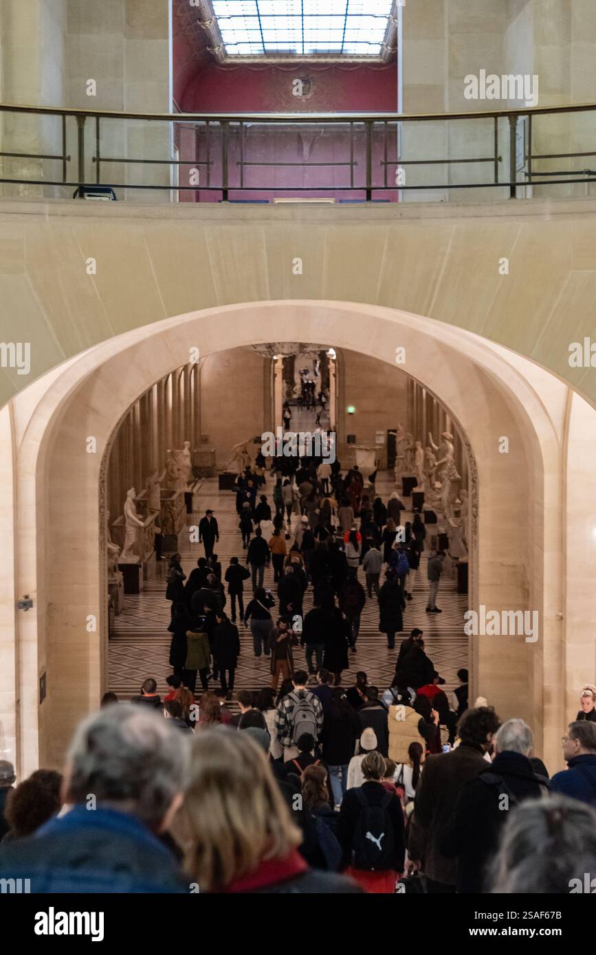 Eine Menge Besucher des Louvre-Museums in Paris, Frankreich, macht sich auf den Weg zu den Ausgängen, wenn die Schließzeit naht. Stockfoto