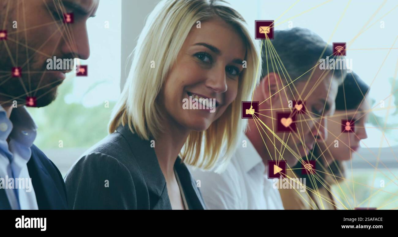 Bild des Kommunikationsnetzwerks über glückliche kaukasische Geschäftsfrau und Kollegen, die Computer benutzen Stockfoto